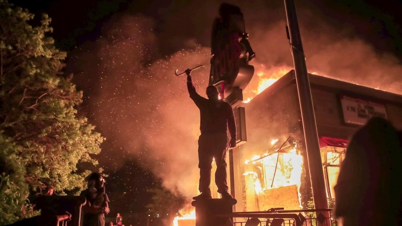 Manifestantes queman el 3er Recinto del Departamento de Policía de Minneapolis durante las protestas por la muerte de George Floyd en Minneapolis. EFE / TANNEN MAURY