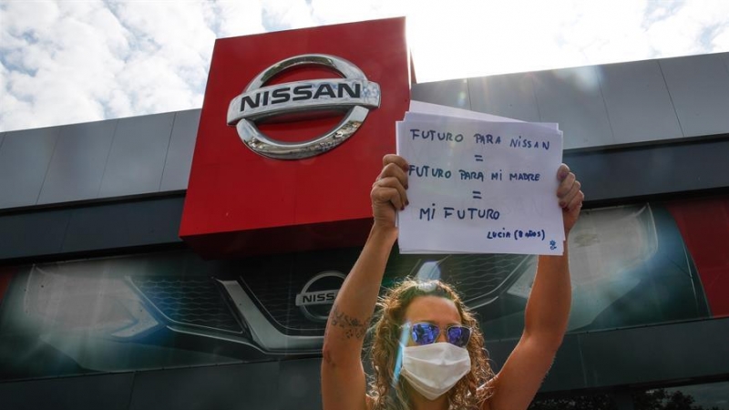 Trabajadores de Nissan protestan ante el concesionario de la marca en Granollers en el marco de las concentraciones que los trabajadores de la empresa realizan este viernes ante los concesionarios más importantes del área de Barcelona tras el anuncio del