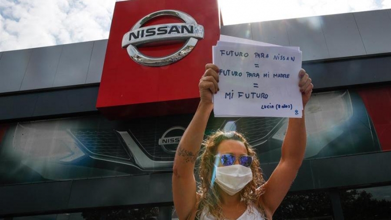 Trabajadores de Nissan protestan ante el concesionario de la marca en Granollers en el marco de las concentraciones que los trabajadores de la empresa realizan este viernes ante los concesionarios más importantes del área de Barcelona tras el anuncio del