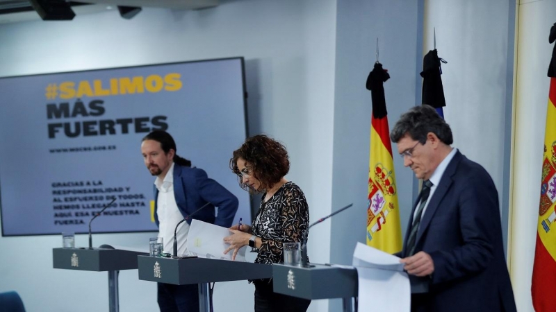 El vicepresidente segundo, Pablo Iglesias (i), la ministra de Hacienda y portavoz del Gobierno, María Jesús Montero (c), yel ministro de Inclusión, Seguridad Social y Migraciones, José Luis Escrivá (d), durante  la rueda de prensa tras el Consejo de Minis