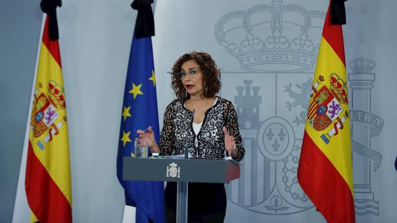 La ministra de Hacienda y portavoz del Gobierno, María Jesús Montero, ofrece una rueda de prensa tras el Consejo de Ministros celebrado este viernes. EFE/Emilio Naranjo