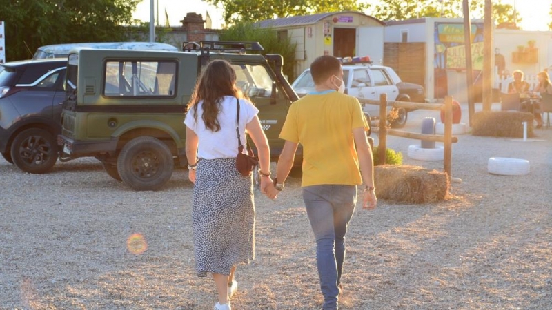 Una pareja disfruta del sol antes de proyectarse la película en los Autocines. JOSE CARMONA.