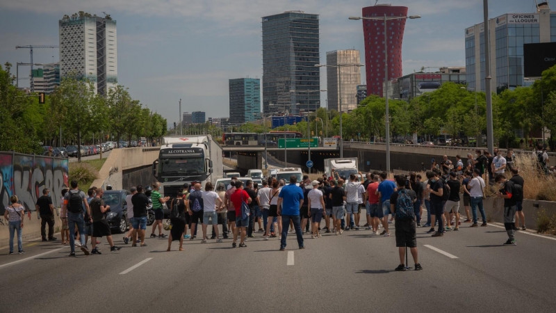 Treballadors de Nissan durant el tall de la Gran Via d'aquest divendres. EUROPA PRESS / DAVID ZORRAKINO