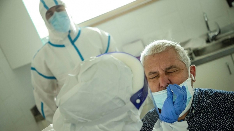 29/05/2020.-Profesionales sanitarios realizan test PCR en los Centros de Atención Primaria, a pacientes sintomáticos bajo criterio clínico para poder identificar positivos. / EFE - ENRIC FONTCUBERTA