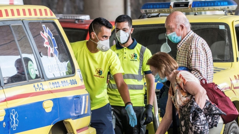 Dos viajeros reciben asistencia de los servicios de emergencias tras desembarcar en Lanzarote. / EFE