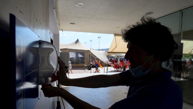 29/05/2020.- Un hombre se desinfecta las manos dentro de las instalaciones de La Ciudad de la Raqueta en Madrid. / EFE - FERNANDO VILLAR