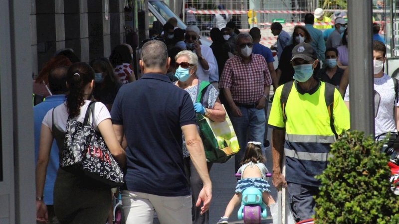 Varias personas pasean este viernes por una calle de Ceuta. Las autoridades sanitarias de Ceuta han mostrado su 'preocupación' por la situación epidemiológica de la ciudad que podría hacer no sólo que no se avance de fase -actualmente está en la 2- sino q