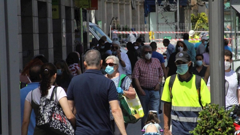 Varias personas pasean este viernes por una calle de Ceuta. Las autoridades sanitarias de Ceuta han mostrado su 'preocupación' por la situación epidemiológica de la ciudad que podría hacer no sólo que no se avance de fase -actualmente está en la 2- sino q