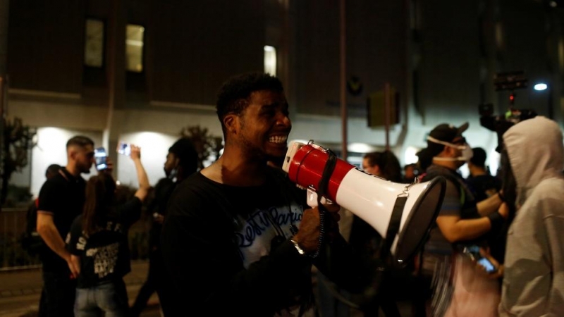 Un hombre protesta en Phoenix tras la muerte de un hombre negro a manos de la policía en Minnesota. REUTERS.