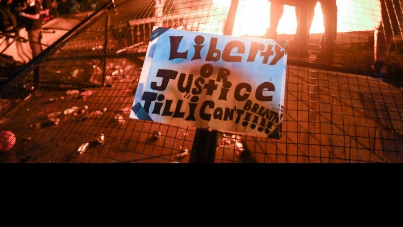 Protestas por tercera noche consecutiva en Mineápolis tras la muerte del afroamericano George Floyd.  EFE / CRAIG LASSIG