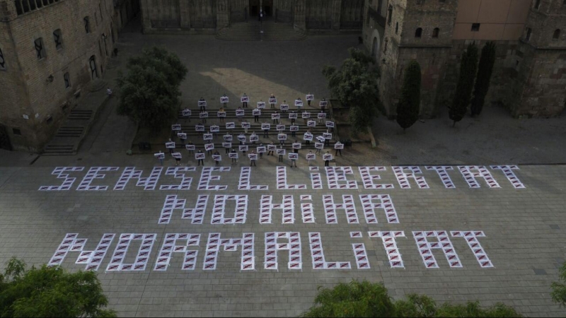 L'acció realitzada per Òmnium a la plaça de la Catedral de Barcelona observada des d'una vista aèria. ÒMNIUM