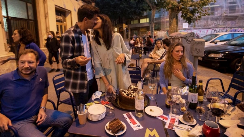 Un grupo celebra un cumpleaños en una terraza en el barrio barcelonés de Sant Antoni.- EFE/Marta Pérez