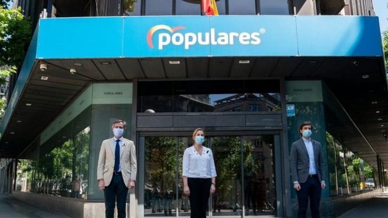 Los vicesecretarios del PP Antonio González Terol, Ana Beltrán y Pablo Montesinos guardan un minuto de silencio delante de la sede nacional del Partido Popular en la calle Génova. En Madrid, a 27 de mayo de 2020. E.P.