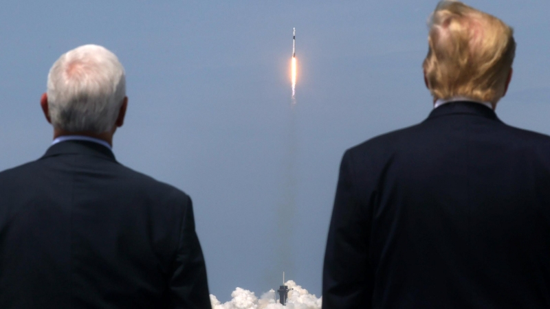 El presidente de los Estados Unidos, Donald Trump, y el vicepresidente de los Estados Unidos, Mike Pence, observan el lanzamiento del cohete SpaceX Falcon 9 y la nave espacial Crew Dragon en la misión SpaceX Demo-2 de la NASA a la Estación Espacial Intern