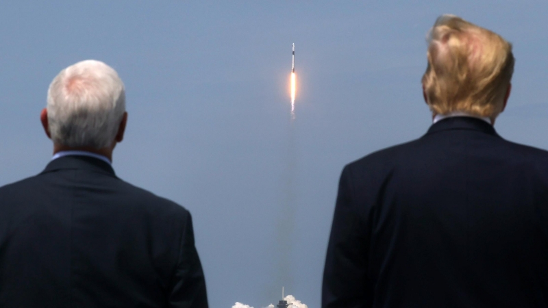 El presidente de los Estados Unidos, Donald Trump, y el vicepresidente de los Estados Unidos, Mike Pence, observan el lanzamiento del cohete SpaceX Falcon 9 y la nave espacial Crew Dragon en la misión SpaceX Demo-2 de la NASA a la Estación Espacial Intern