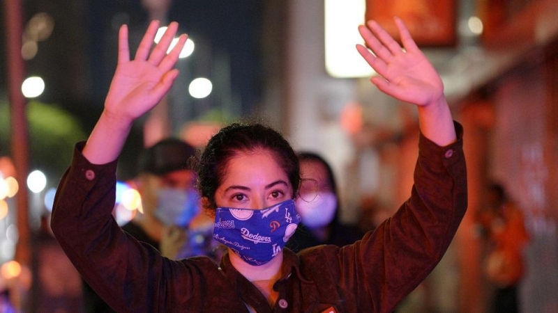 Una mujer levanta las manos durante las protestas en Minneapolis. REUTERS.
