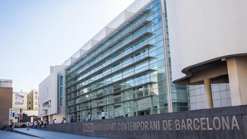 Vista exterior del Macba, a Barcelona, en una imatge presa aquesta setmana. MIGUEL VELASCO ALMENDRAL