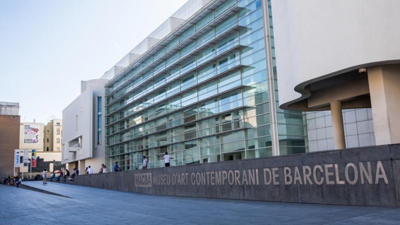 Vista exterior del Macba, a Barcelona, en una imatge presa aquesta setmana. MIGUEL VELASCO ALMENDRAL