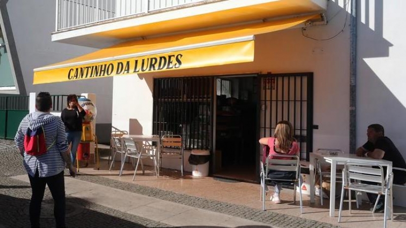 Personas disfrutan en la terraza del bar, este domingo en Vilar Formoso, Portugal. Desde este lunes, Portugal ya no exigirá el deber de confinamiento entre su población, salvo excepciones, y abrirá un período de nueva normalidad donde es posible hacerse u