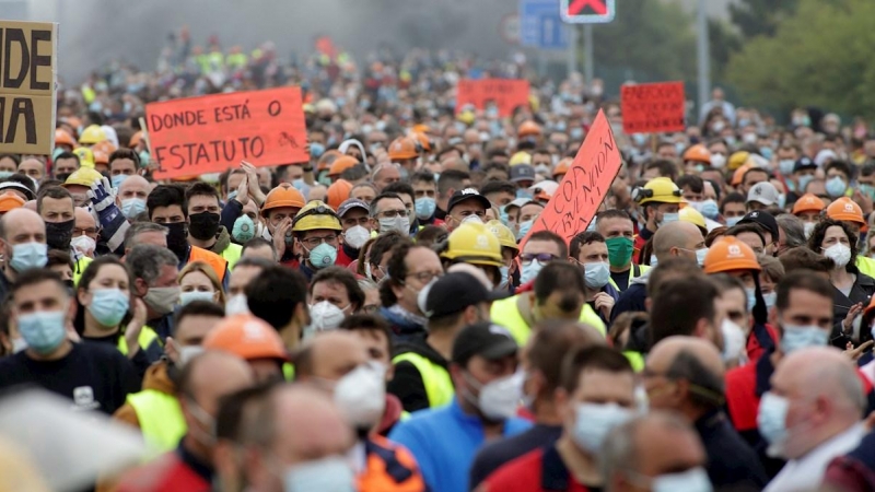 Miles de personas, entre ellas multitud de trabajadores de Alcoa, han protagonizado este domingo una protesta, con corte de la Autovía del Cantábrico incluido, como muestra de su rechazo al anuncio de la multinacional del aluminio de que iniciará un perí