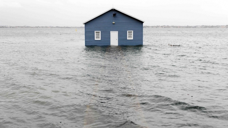 Una casa de botes en el río Swan se encuentra en el agua en el suburbio de Crawley en Perth el 25 de mayo de 2020, después de que el área fue azotada por vientos huracanados y una marejada de los restos del ciclón tropical Mangga. Trevor Collens / AFP
