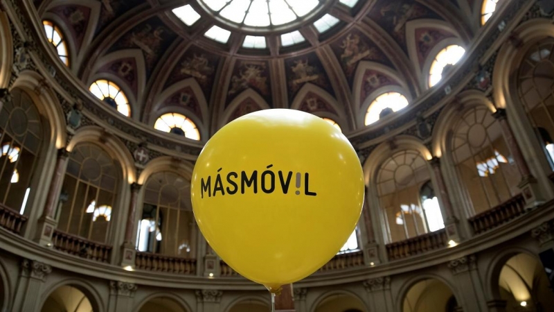 Un globo con el logo del operador MásMóvil, en el patio de negociación de la Bolsa de Madrid, el día del comienzo de su cotización en el mercado, en julio de 2017. REUTERS/Juan Medina