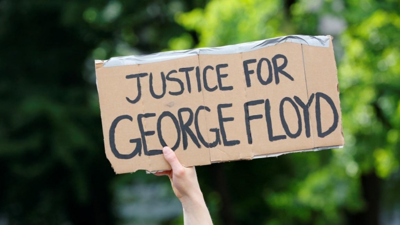 Un manifestante sostiene una pancarta durante una manifestación por George Floyd en Portland, Oregón. REUTERS / Terray Sylvester