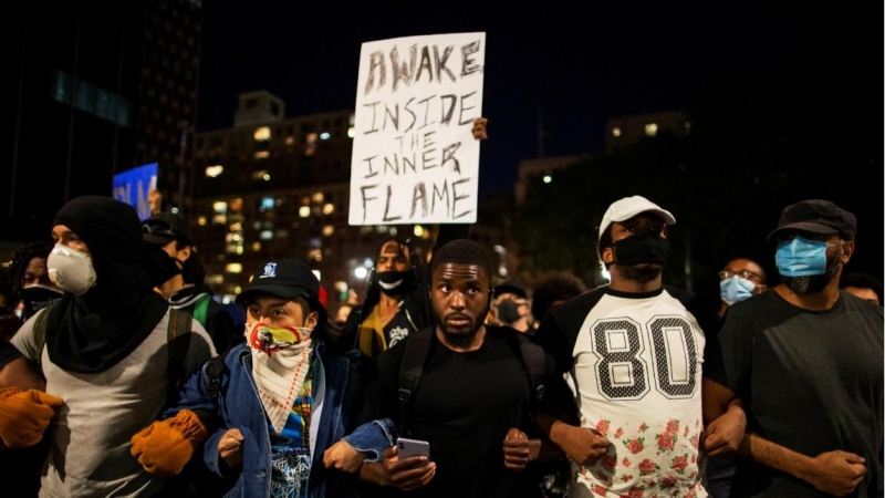 Los manifestantes participan en una marcha contra la muerte de George Floyd en Minneapolis, en el distrito de Manhattan de la ciudad de Nueva York. REUTERS / Eduardo Muñoz