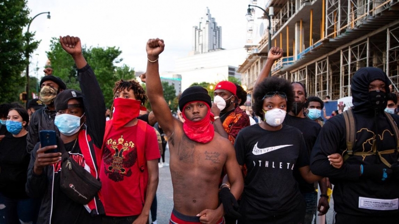 Un grupo de manifestantes levanta el puño durante  durante una protesta contra la muerte en Minneapolis de George Floyd, en el centro de Atlanta, Georgia. REUTERS / Dustin Chambers