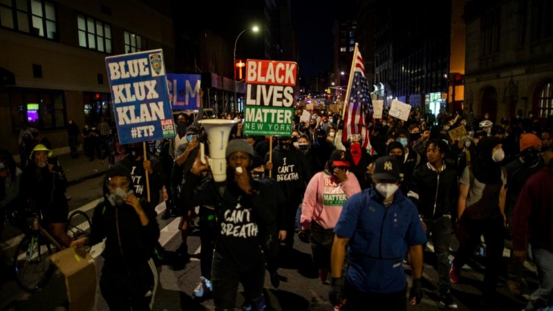 Los manifestantes participan en una marcha contra la muerte de George Floyd en Minneapolis, en el distrito de Manhattan de la ciudad de Nueva York. REUTERS / Eduardo Muñoz
