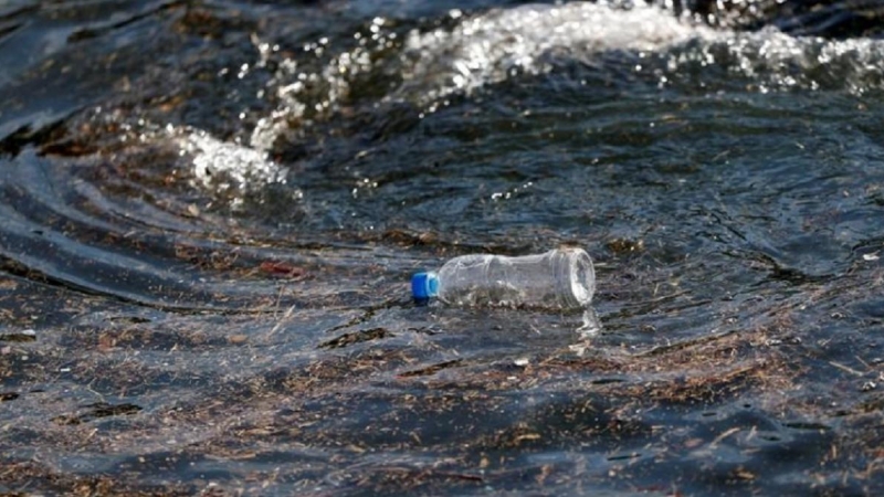 Una botella de plástico en el mar. REUTERS/Archivo