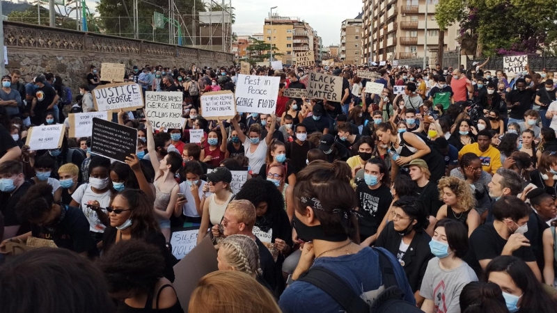 Centenars de persones es van concentrar davant el consolat nord-americà de Barcelona. E.E.