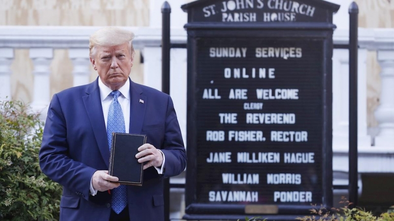 Donald Trump posa con una biblia fuera de la Iglesia Episcopal de San Juan. La Obispo de Washigton ha declarado que no se le informó: 'Sosteniendo una Biblia, una que declara que Dios es amor, cuando todo lo que ha dicho y hecho ha sido para encender la v