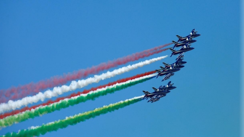 El equipo de demostración acrobática de la Fuerza Aérea italiana, The Frecce Tricolori ('Flechas tricolores'), se presenta en la ciudad durante el feriado del Día de la República para mostrar unidad y solidaridad después del brote de la enfermedad por cor