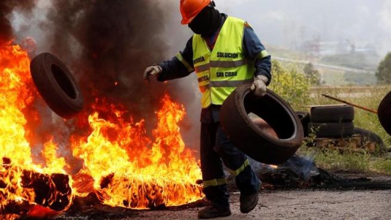 Quema de neumáticos en las barricadas. / EFE/ Eliseo Trigo