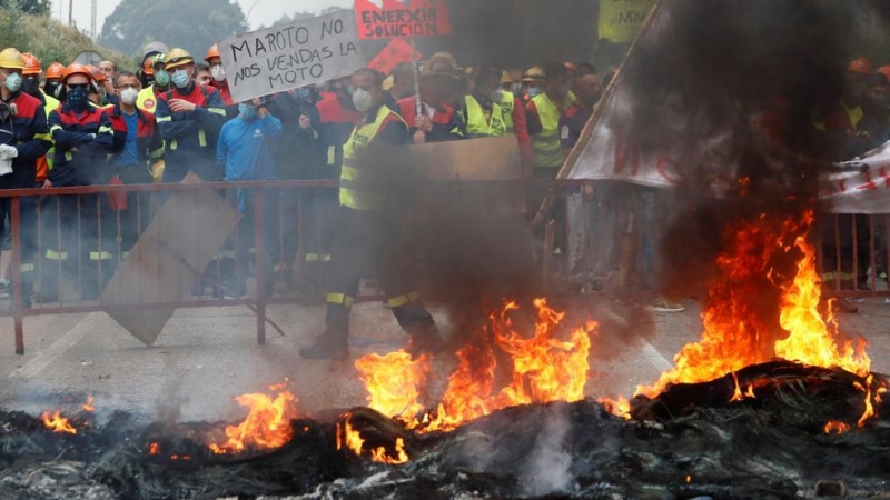 Los trabajadores de la factoría Alcoa se manifiestan este martes y establecen barricadas para impedir el paso a la fábrica de San Cibrao, Lugo. / EFE