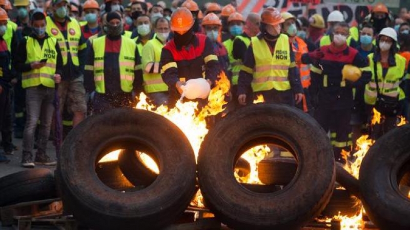 Participantes queman neumáticos durante la manifestación del comité de empresa de Alcoa tras el anuncio hace cinco días del despido colectivo. / EuropaPress / Carlos Castro