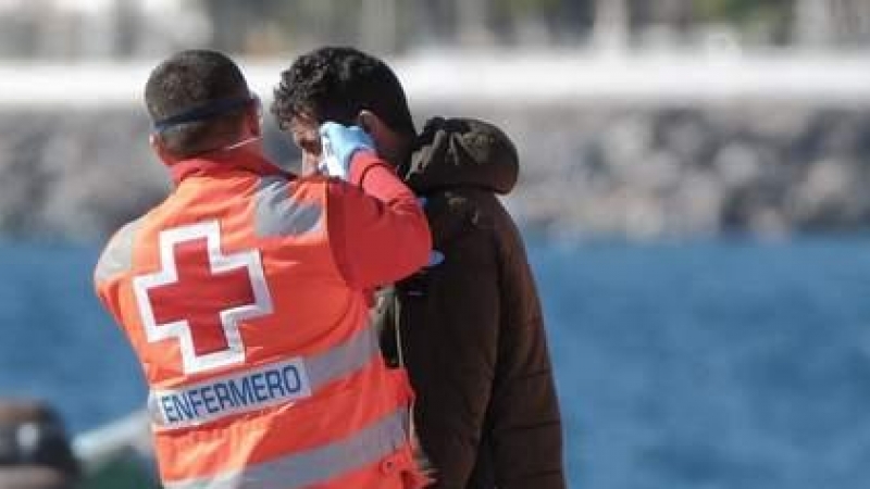 Migrantes a su llegada al muelle de Arguineguín, en el sur de la isla de Gran Canaria el pasado 29 de marzo. EFE/ Angel Medina G.