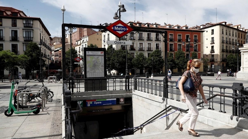GRAF4450. MADRID, 02/06/2020.- Vista de la salida de metro de Ópera en Madrid, este martes. La Comunidad de Madrid reabre este martes 115 accesos del suburbano que permanecían cerrados ante el descenso de la demanda durante el confinamiento, y retomará ho