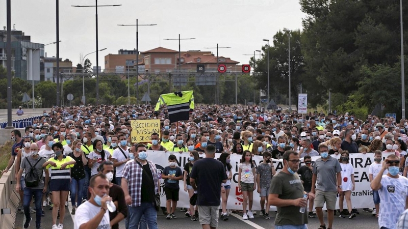 GRAFCAT7700. BARCELONA, 02/06/2020.- Cientos de personas han participado este martes en una protesta contra el cierre de las plantas de Nissan en Barcelona ante un concesionario de Renault de Esplugues de Llobregat (Barcelona) para interpelar a la marca f