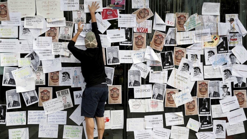 Cientos de personas han participado este martes en una protesta contra el cierre de las plantas de Nissan en Barcelona ante un concesionario de Renault de Esplugues de Llobregat (Barcelona) para interpelar a la marca francesa, que forma parte del mismo gr