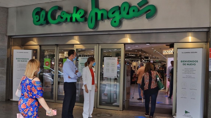 Varias personas entran en un Corte Inglés de Valencia respetando la distancia de seguridad durante la desescalada, de la pandemia del coronavirus. E.P./Enrique Palomares