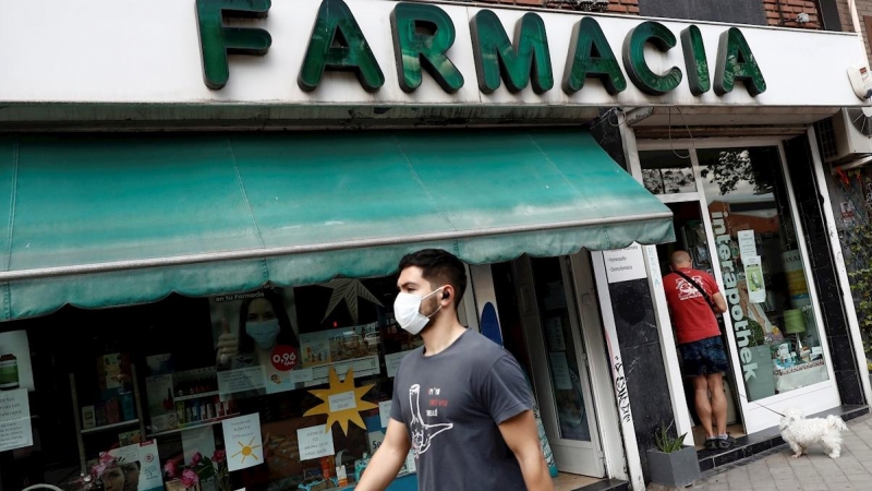 GRAF5158. MADRID, 03/06/2020.- Un hombre recoge en una farmacia de la capital la mascarilla que le corresponde del segundo reparto gratuito de otros siete millones de mascarillas en la Comunidad de Madrid que ha comenzado este miércoles. EFE/ Mariscal