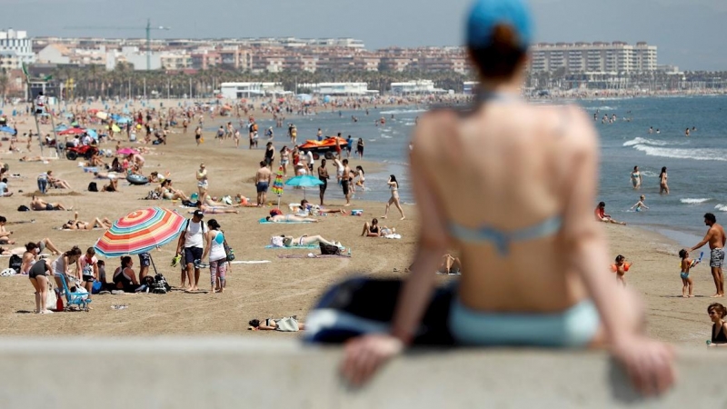 GRAFCVA5561. VALENCIA, 03/06/2020.- Vista general de la playa de la Malvarrosa durante este miércoles, el tercer día en el que se ha podido disfrutar de las playas desde la entrada este lunes de la Comunitat a la fase 2 de la desescalada. EFE/Kai Försterl