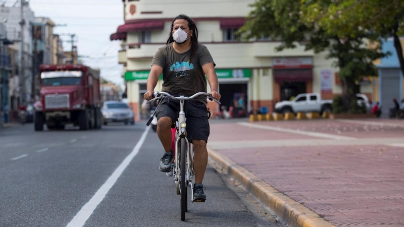 Ciclistas pasean por una ciclovía de 7.5 kilómetros que inauguró el Ayuntamiento del Distrito Nacional, durante el Día Mundial de la Bicicleta, este miércoles en Santo Domingo | EFE