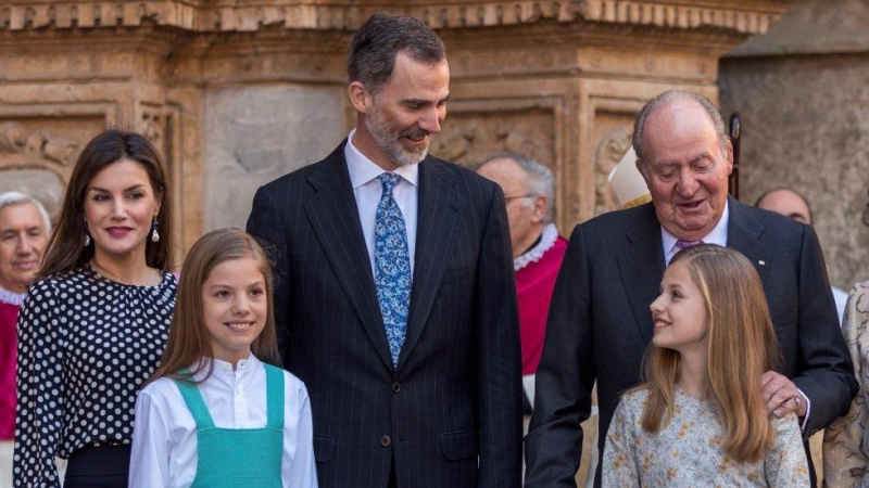 Los reyes Felipe y Letizia, sus hijas, la princesa Leonor y la infanta Sofía, y el rey Juan Carlos, en la misa de Pascua. / EFE