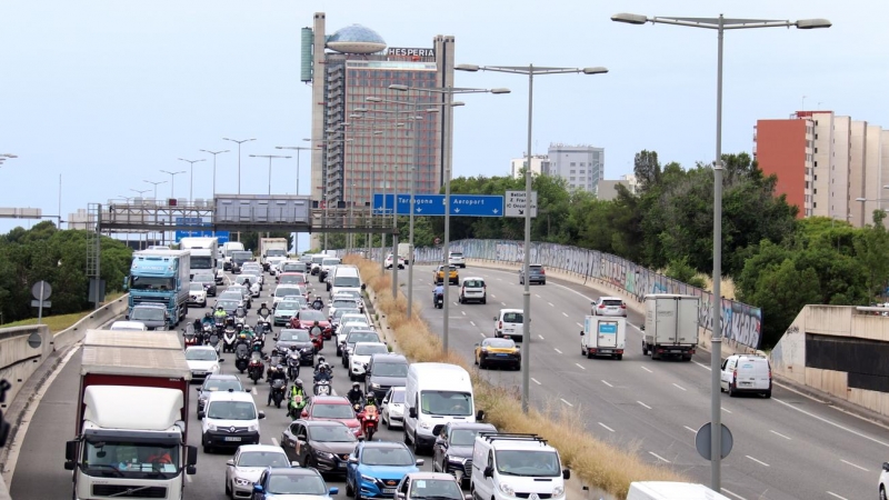 Pla obert de la marxa lenta de treballadors de Nissan entrant per la Gran Via a l'Hospitalet, el 4 de juny del 2020 (Horitzontal). Aina Martí | ACN