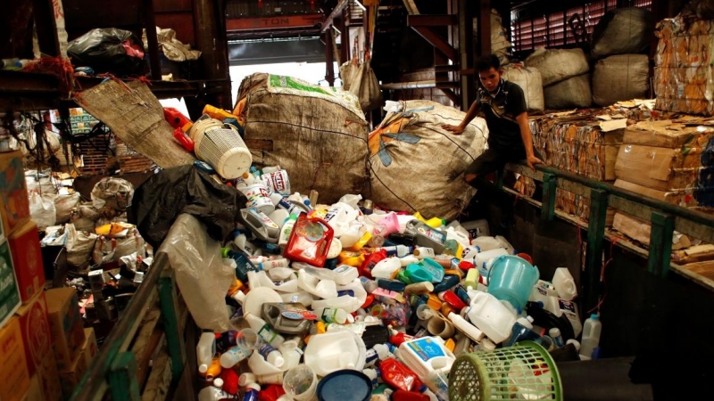 Un hombre trabaja en una planta de reciclaje durante el brote de la enfermedad por coronavirus en Bangkok, Tailandia. REUTERS / Jorge Silva