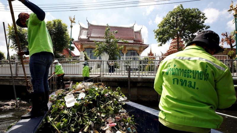 Avalancha de plásticos y mascarillas en Tailandia por la covid-19. EFE/NARONG SANGNAK