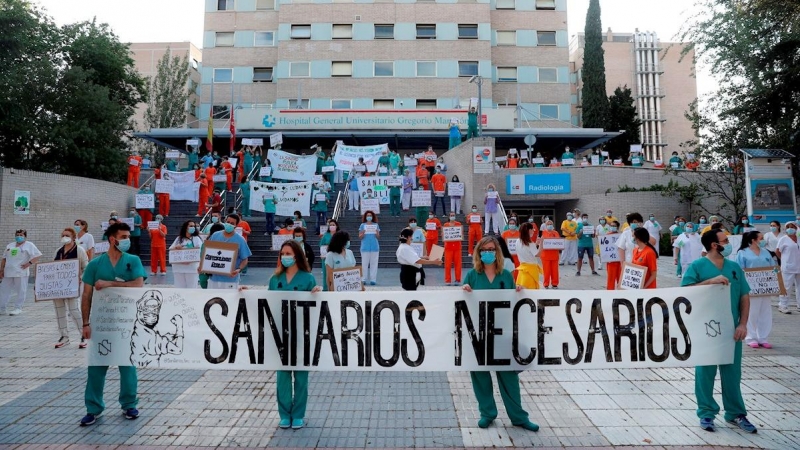 31/05/2020.- Miembros del personal sanitario del Hospital Gregorio Marañón posan con una pancarta en la que se lee ''Sanitarios necesarios'' durante una concentración este lunes en el exterior del hospital en Madrid, en la primera jornada de la Comunidad